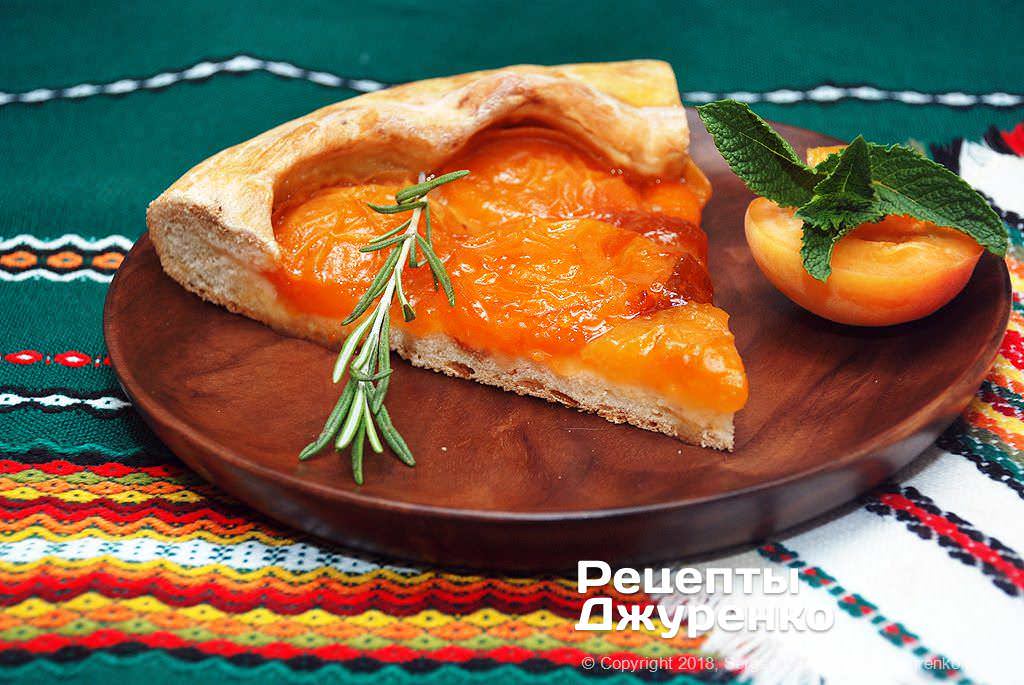 Простой пошаговый рецепт домашней выпечки - абрикосовый пирог со свежими плодами в карамели